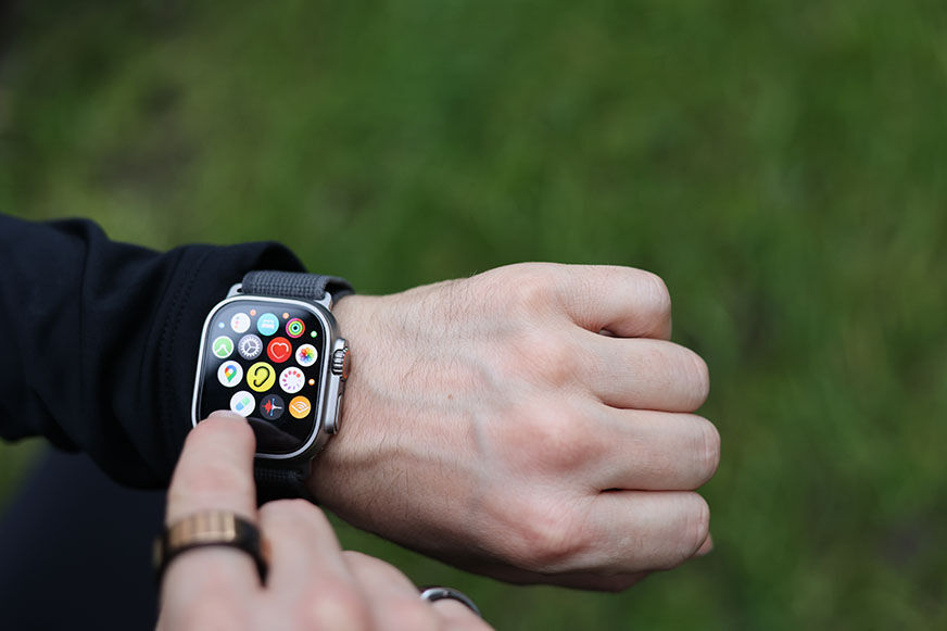 Man sieht, wie die Apple Watch Ultra bedient wird.